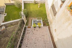 Pozzo Vertical Apartment With Garden and Parking