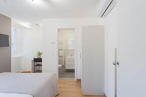 Pozzo Vertical Apartment With Garden and Parking