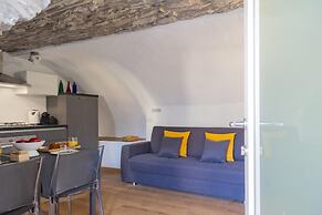 Pozzo Vertical Apartment With Garden and Parking