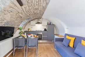 Pozzo Vertical Apartment With Garden and Parking