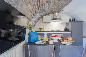 Pozzo Vertical Apartment With Garden and Parking