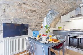 Pozzo Vertical Apartment With Garden and Parking