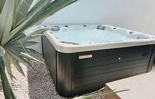 Luxury Studio With Private Jacuzzi Near Beaches