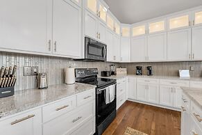 Stunning Lakeview Retreat 5 Bedroom Residence by RedAwning