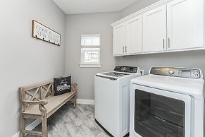 Stunning Lakeview Retreat 5 Bedroom Residence by RedAwning