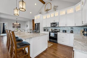 Stunning Lakeview Retreat 5 Bedroom Residence by RedAwning