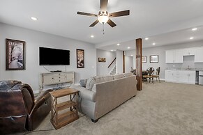 Stunning Lakeview Retreat 5 Bedroom Residence by RedAwning