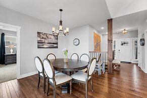 Stunning Lakeview Retreat 5 Bedroom Residence by RedAwning