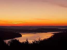 Stunning Lakeview Retreat 5 Bedroom Residence by RedAwning