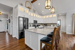 Stunning Lakeview Retreat 5 Bedroom Residence by RedAwning