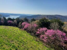 Stunning Lakeview Retreat 5 Bedroom Residence by RedAwning