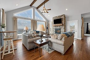 Stunning Lakeview Retreat 5 Bedroom Residence by RedAwning