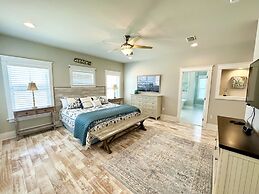 Casa Bella 5 Bedroom Home by RedAwning