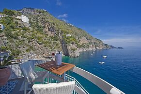 Romantic Room - A Rockside Escape