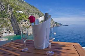 Romantic Room - A Rockside Escape