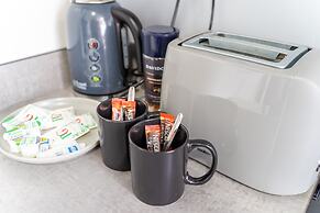 76 Bournbrook Road Equipped Studios Near QE