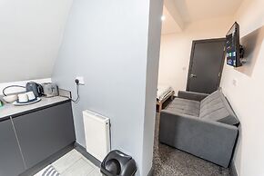 76 Bournbrook Road Equipped Studios Near QE