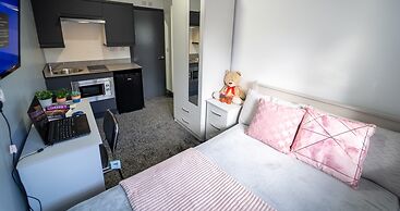 76 Bournbrook Road Equipped Studios Near QE