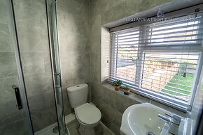 76 Bournbrook Road Equipped Studios Near QE