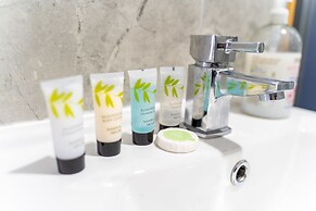 76 Bournbrook Road Equipped Studios Near QE