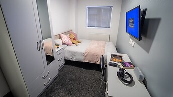 76 Bournbrook Road Equipped Studios Near QE