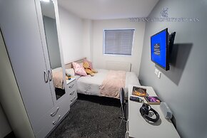 76 Bournbrook Road Equipped Studios Near QE