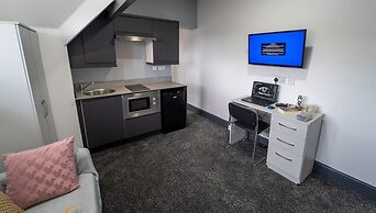 76 Bournbrook Road Equipped Studios Near QE