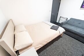 76 Bournbrook Road Equipped Studios Near QE