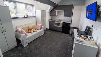 76 Bournbrook Road Equipped Studios Near QE