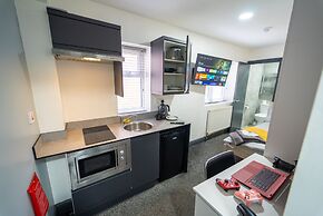 76 Bournbrook Road Equipped Studios Near QE