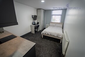 76 Bournbrook Road Equipped Studios Near QE