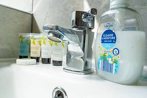 76 Bournbrook Road Equipped Studios Near QE