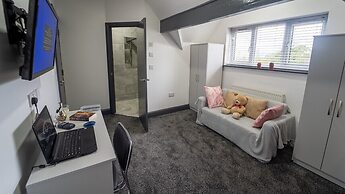 76 Bournbrook Road Equipped Studios Near QE