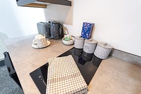 76 Bournbrook Road Equipped Studios Near QE