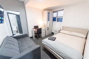 76 Bournbrook Road Equipped Studios Near QE