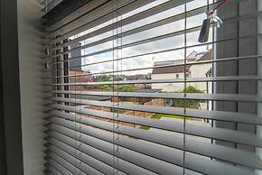 76 Bournbrook Road Equipped Studios Near QE