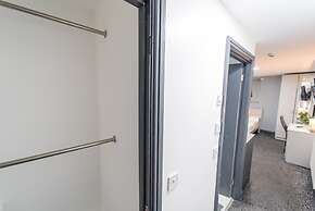 76 Bournbrook Road Equipped Studios Near QE