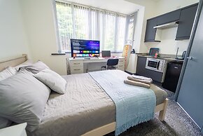 76 Bournbrook Road Equipped Studios Near QE