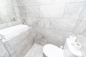 76 Bournbrook Road Equipped Studios Near QE