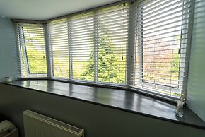 76 Bournbrook Road Equipped Studios Near QE