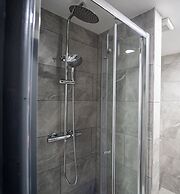 76 Bournbrook Road Equipped Studios Near QE