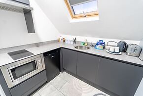 76 Bournbrook Road Equipped Studios Near QE