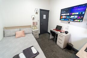 76 Bournbrook Road Equipped Studios Near QE