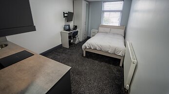 76 Bournbrook Road Equipped Studios Near QE