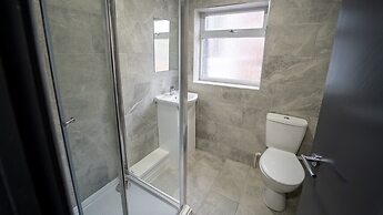 76 Bournbrook Road Equipped Studios Near QE