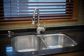 Chic 2BR near Little Italy 5min to Metro