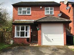 3 Bed House With Parking in Lighthorne Heath