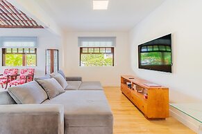 GB77 Ótima Casa 5 Quartos com Piscina