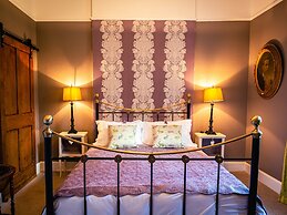 Lonsdale Villa Retreat