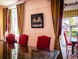 Lonsdale Villa Retreat